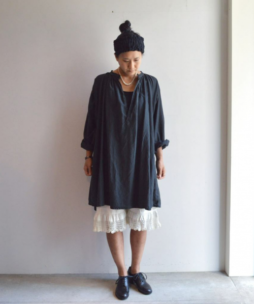 Antique Smock : ¥60,000+tax Antique Necklace : ¥22,000+tax Shoes : ANATOMICA