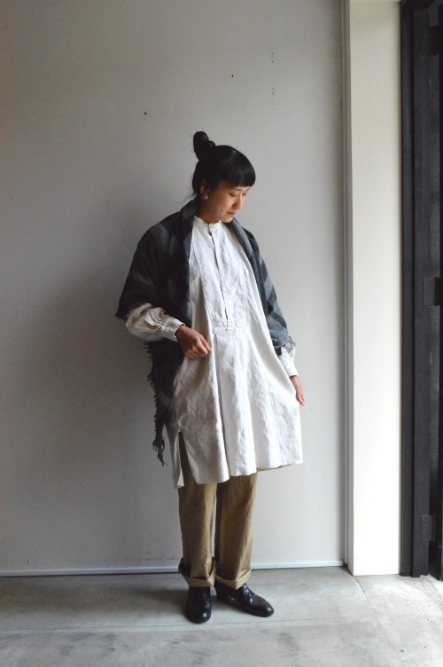 Stole : Forme D'expression ¥32,000+tax Bottoms : Greece Army Chino Pants ¥9,800+tax Earrings : Vintage Trifari ¥16,800+tax