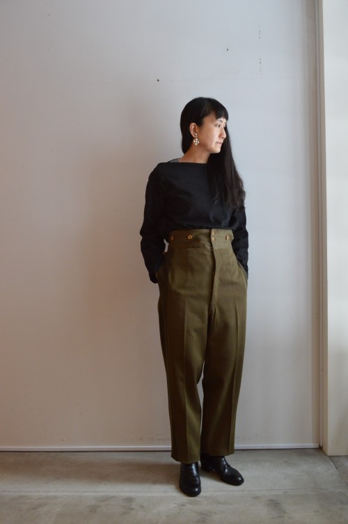 Pants : British Army Ceremony Pants ¥28,000+tax Tops : OLD TOWN ¥36,000+tax Earrings : Vintage Miriam Haskell ¥42,000+tax
